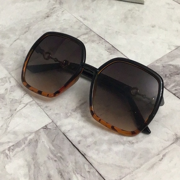 Sunglasses with horse bit design and tortoise shell pattern. Free case included - Picture 6 of 7